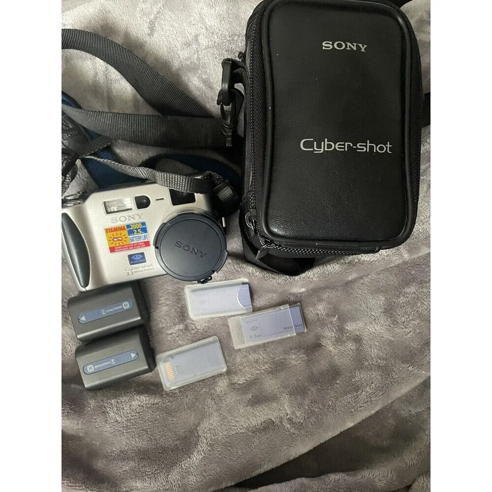 Sony stamina 2002.5 cyber shot camera 3.3 megapixels With Bag not Tested ￼￼